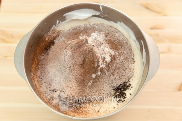 Nalijte kakao, mouku a prášek do pečiva