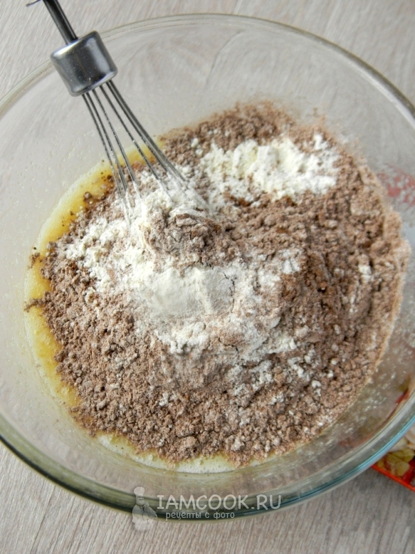 Изсипете брашното с какао