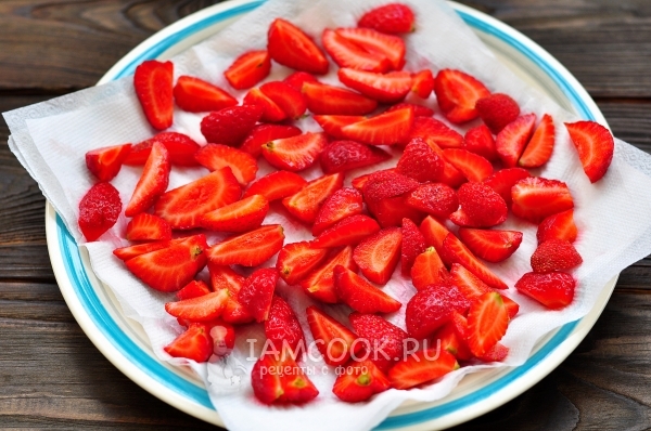 स्ट्रॉबेरी काट लें