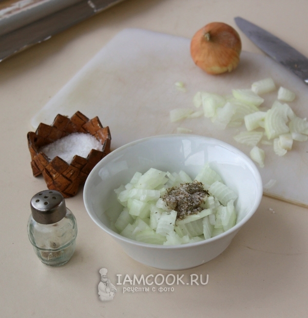 Aggiungere sale e pepe alle cipolle.