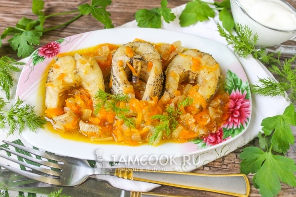 सब्जियों के साथ एक स्ट्यूड पाईक का फोटो (गाजर और प्याज के साथ)