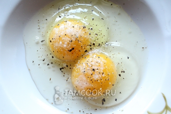 Поръсете яйцата със сол и подправки