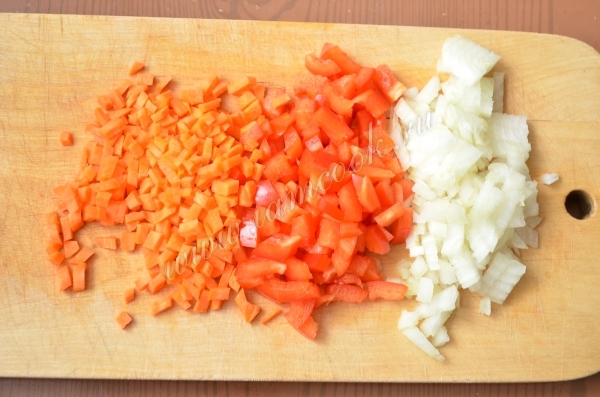 ירקות פרוסים למרק גבינה עם דגים