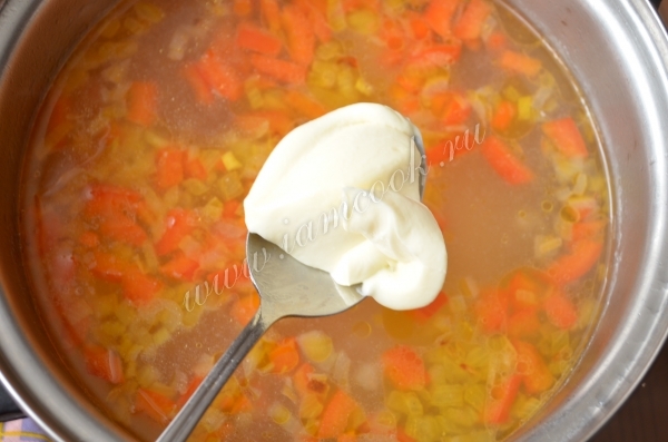 Kaldu sayur untuk sup keju ikan