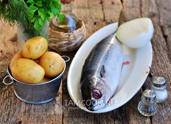 Ingredienser til makrel med kartofler i folie i ovnen