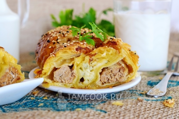 Recipe for puff cake with minced meat and cheese