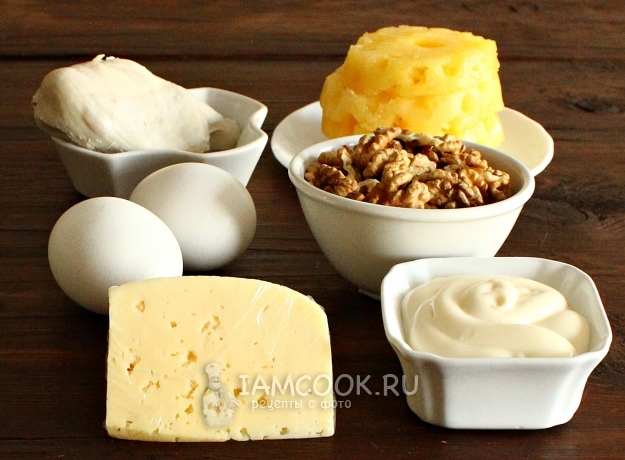 Ingredientes para la lechuga de hojaldre con piña, pollo, queso y huevos