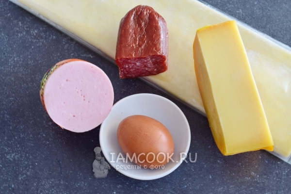 Ingredienser til puffer med pølse og ost
