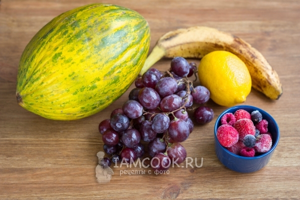 Ingredientes para batidos de frutas de melón en una licuadora