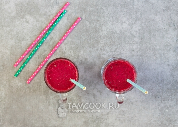浆果果汁从搅拌机中的冷冻浆果的照片