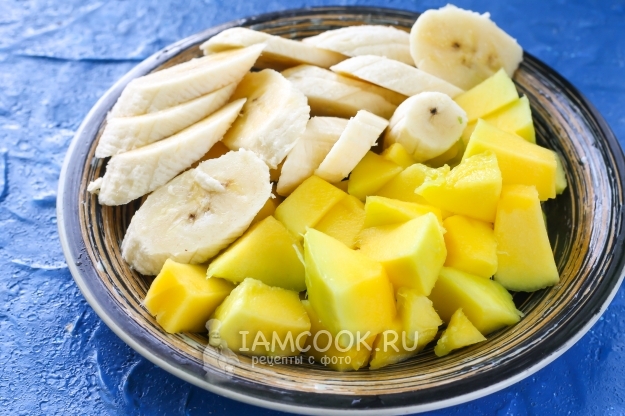 Нарежете манго и банан