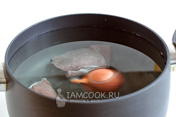 水で鍋に肉と玉ねぎを入れる