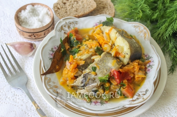 गाजर और प्याज के साथ stewed मछली का फोटो