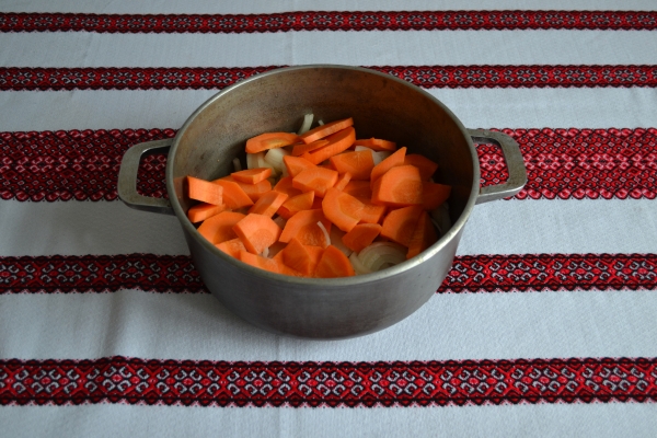 Поставете месото, лука и морковите в тигана