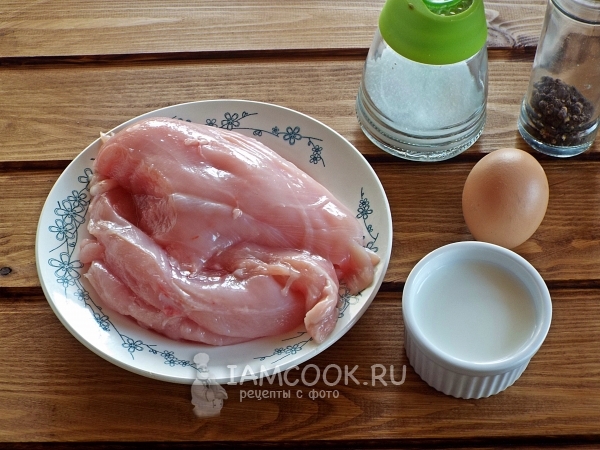खाद्य फिल्म में चिकन पट्टिका से घर से बने सॉसेज की तैयारी के लिए सामग्री