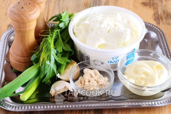Složení smetanové omáčky a majonézy s česnekem a bylinkami