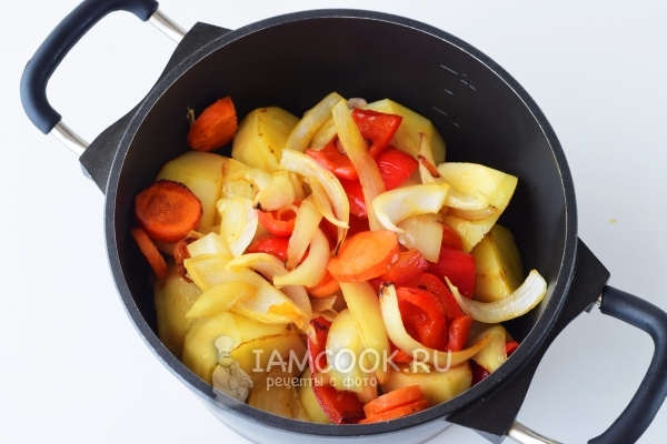 מוסיפים ירקות לתפוחי אדמה ובשר