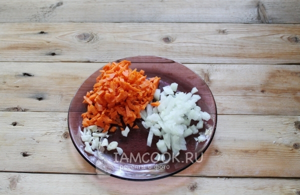 Нарежете лука, морковите и чесъна