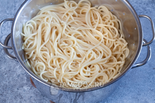 Drain the pasta from the pasta