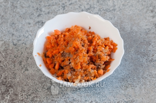 Gire el molinillo de cebolla, zanahorias y champiñones