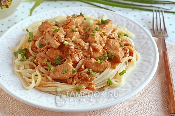 Recept na špagety s kuřecím masem v omáčce z kyselé smetany