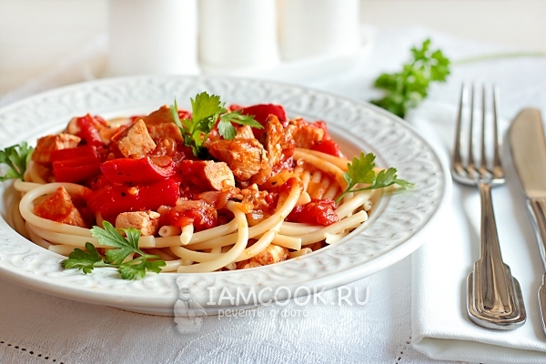 Recept špaget s kuřecím masem v rajčatové omáčce