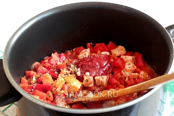 Přidejte rajčatovou pastu, česnek a koření