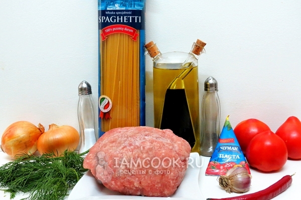المكونات لسباغيتي مع كرات اللحم في صلصة الطماطم
