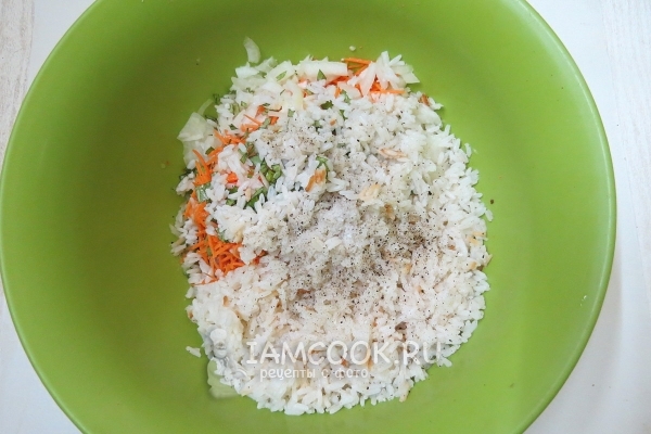 चावल, नमक और काली मिर्च जोड़ें