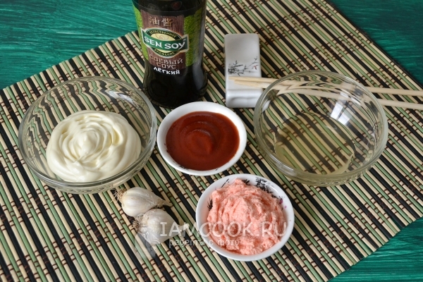 Συστατικά για πικάντικη σάλτσα για ρολά στο σπίτι