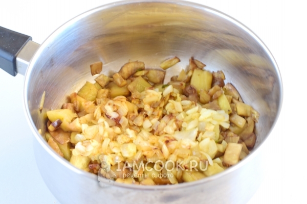 Προσθέστε τα τηγανητά κρεμμύδια με το σκόρδο
