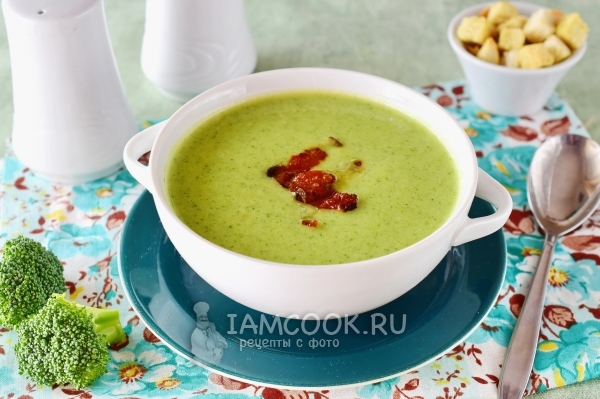 Снимка на супа-сметана (крем супа) от броколи със сметана