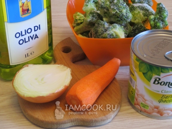 Ingredienti per zuppa di purè di broccoli in un multicrew