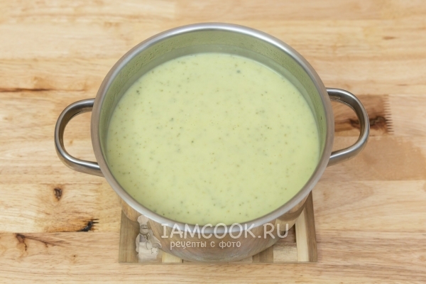 Foto di zuppa di purea di zucchine per uno-due-tre