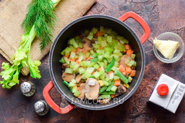 把蔬菜和蘑菇放在平底锅里