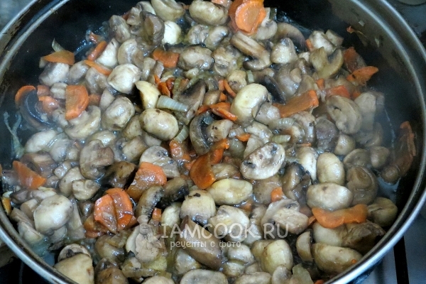 Steg svampe med løg og gulerødder