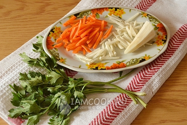 切胡萝卜和香菜根