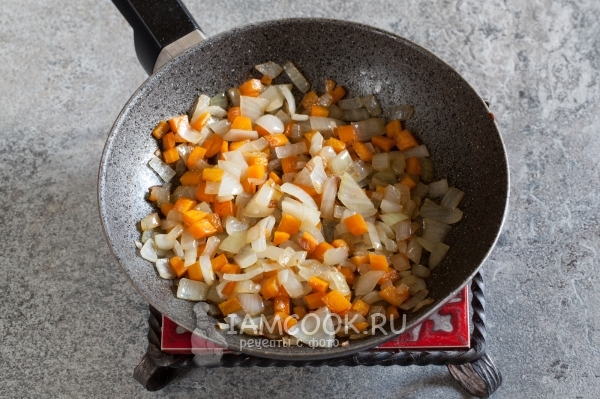 Smažte cibuli s mrkví