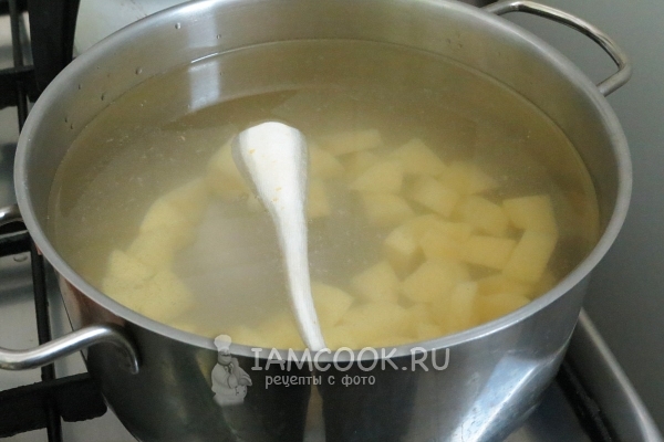 Поставете картофи и магданоз във вода