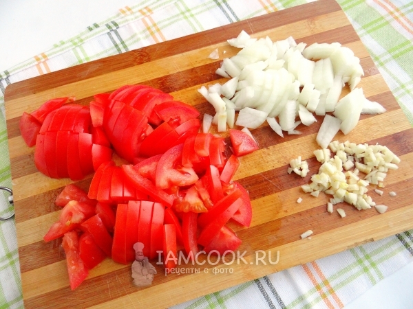 Nakrájejte cibule, česnek a rajčata