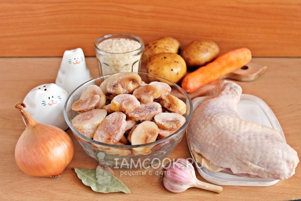 المكونات لحساء الدجاج مع الفطر