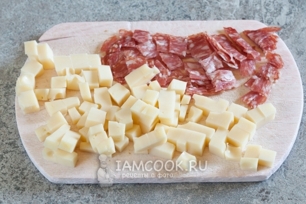 切香肠和奶酪