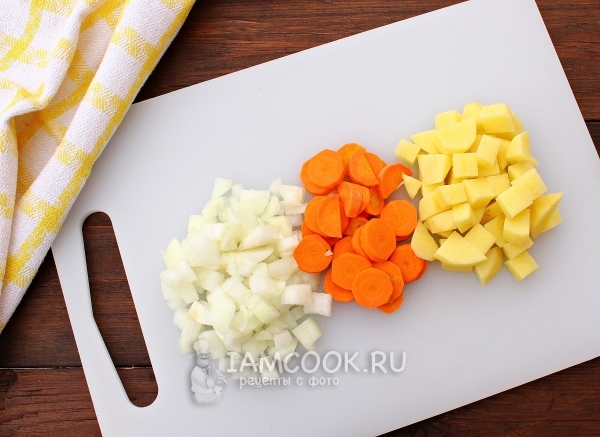 Tagliare le cipolle, le carote e le patate