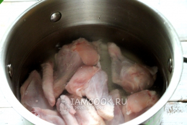 ضع الدجاج في وعاء من الماء