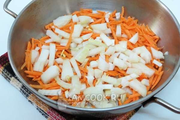 Freír las cebollas con zanahorias