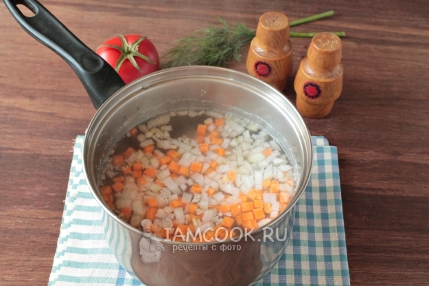Сложете лук и моркови