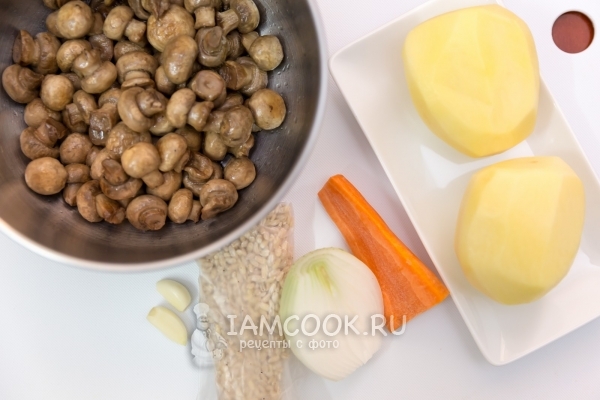 Ingredienti per zuppa di funghi magri con champignons e orzo perlato