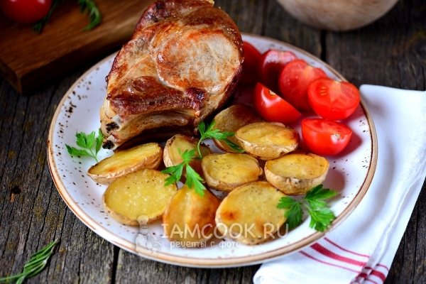 תמונה של ירך חזיר עם תפוחי אדמה בתנור