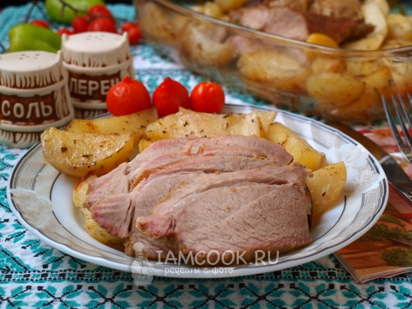 Φωτογραφία ώμου χοιρινού κρέατος σε φούρνο με πατάτα