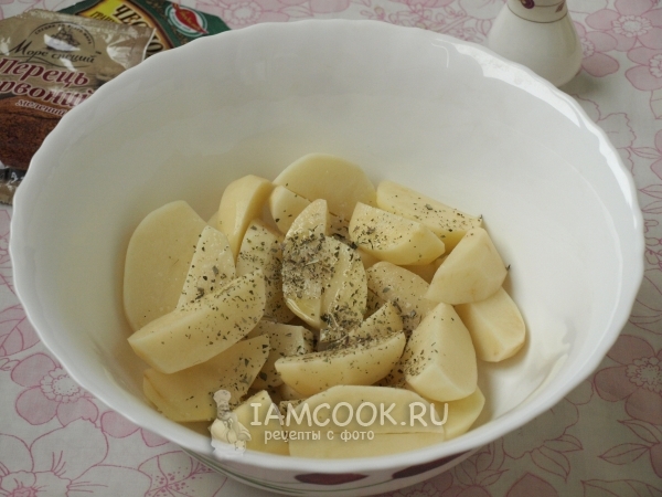 מערבבים תפוחי אדמה, חמאה, תבלינים ומלח